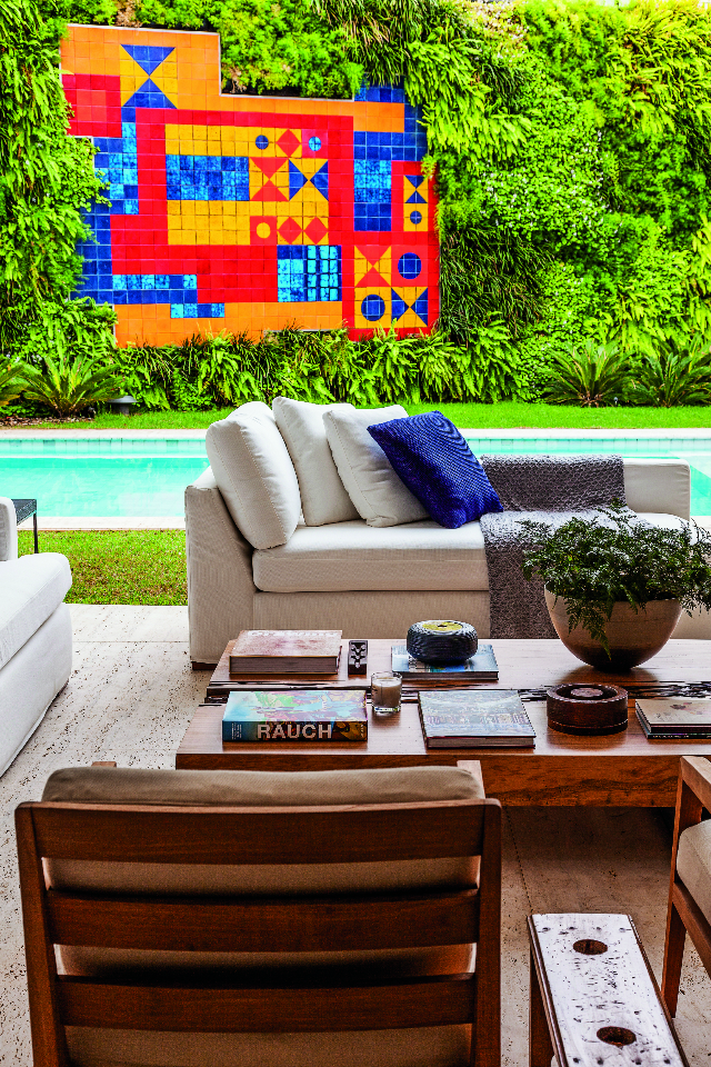 A casa projetada pelo arquiteto Dado Castello Branco conta com um exuberante painel de Burle Marx em meio ao jardim vertical criado pelo paisagista Gilberto Elkis 