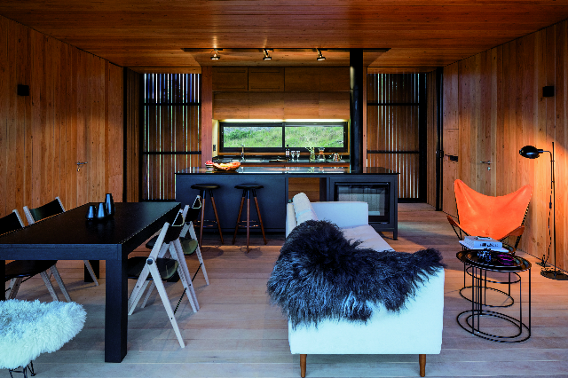A casa pré-fabricada de 110 m2 é projeto do escritório Mapa. Todo o revestimento, tanto interno, quanto externo, é de madeiras lapacho e grapia