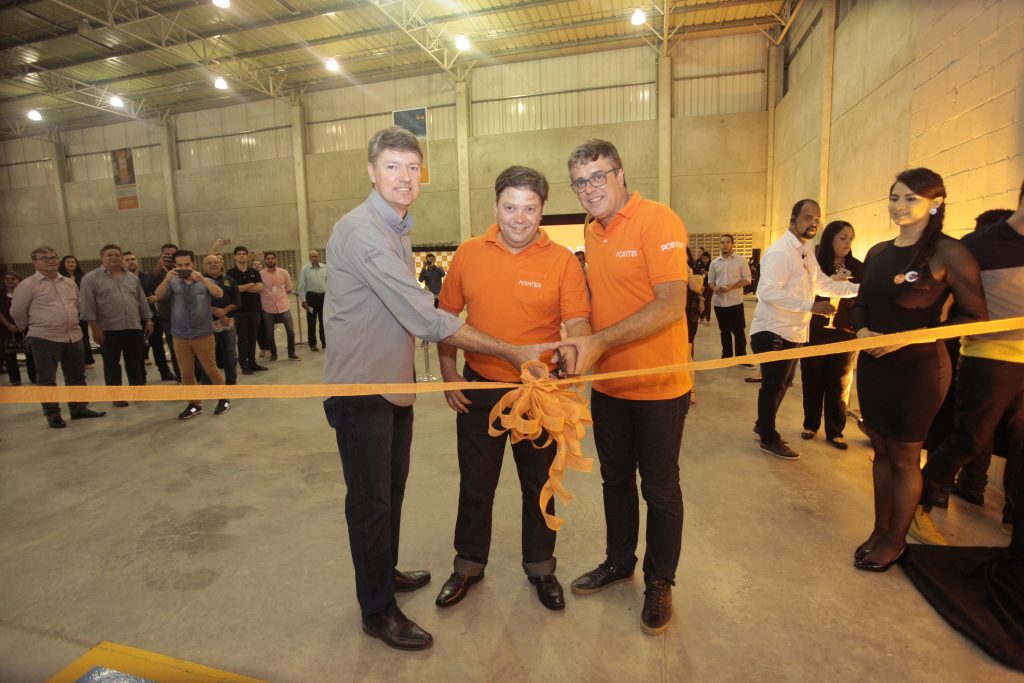 O diretor-geral, Diógenes Ghellere, o superintendente comercial, Ernani Albuquerque, e gerente do CD, o Nilson Silva, lançam oficialmente o primeiro Centro de Distribuição da Pointer, em Fortaleza.