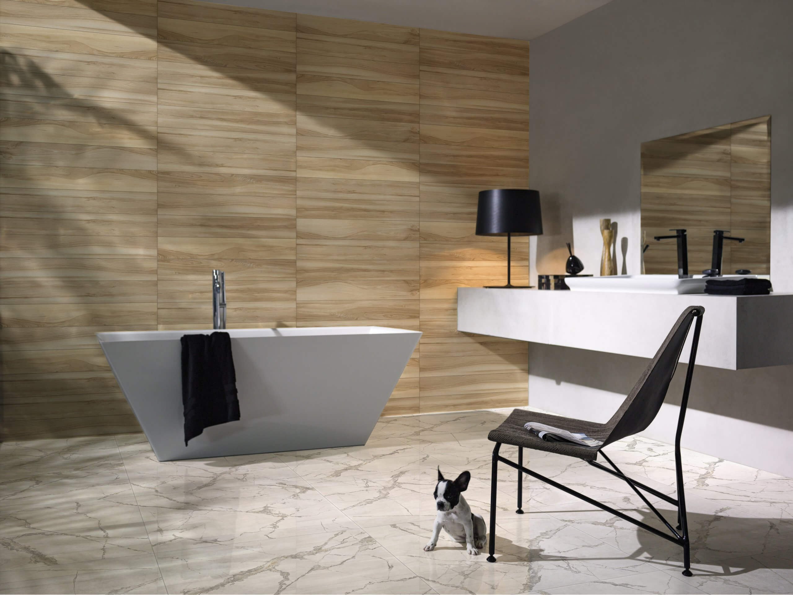 banheiro com revestimento cerâmico que representa madeira na parede e mármore no chão