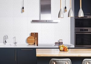 Cozinha moderna com parede cerâmica