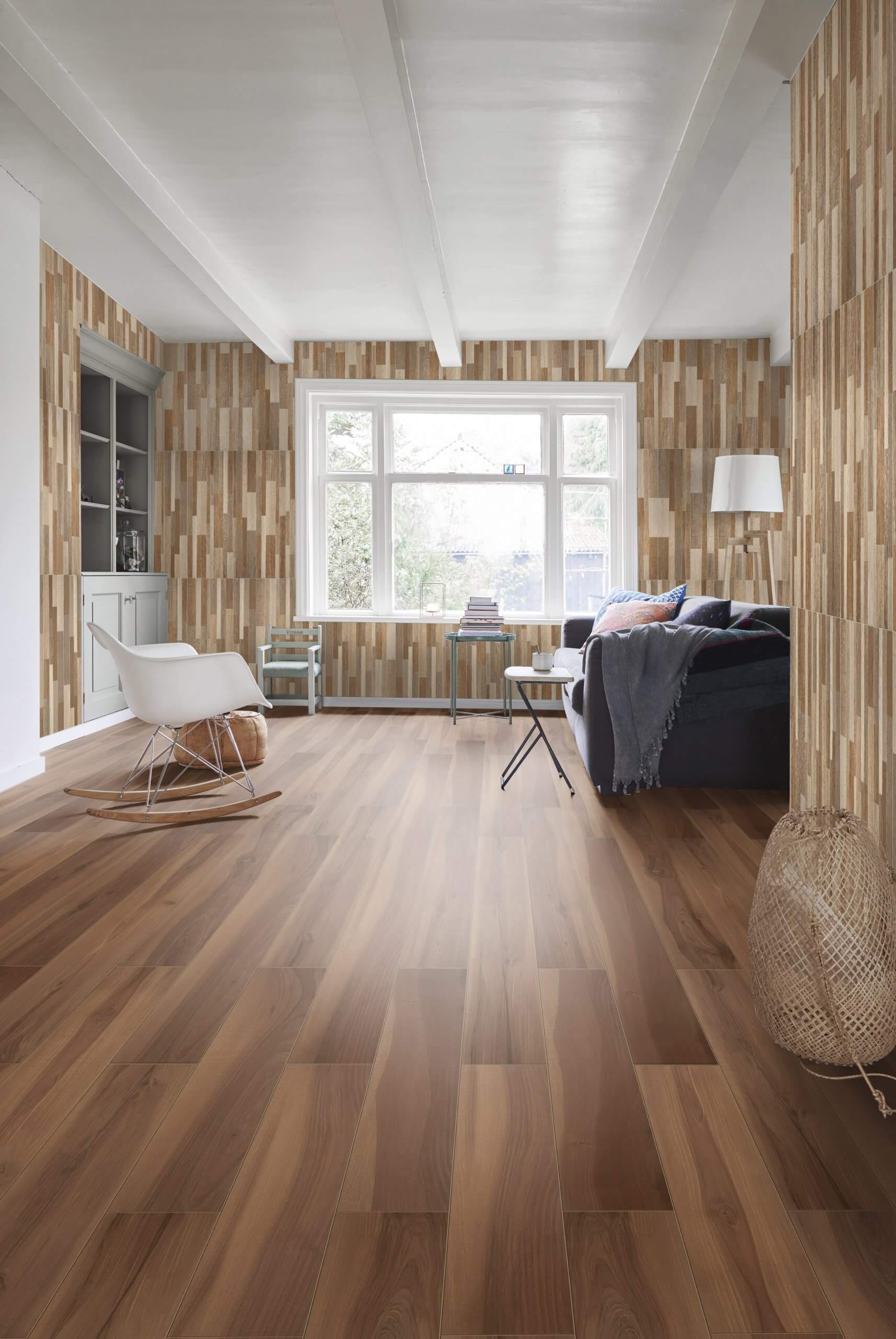 sala de estar com revestimentos cerâmicos que representam madeira nas paredes e piso