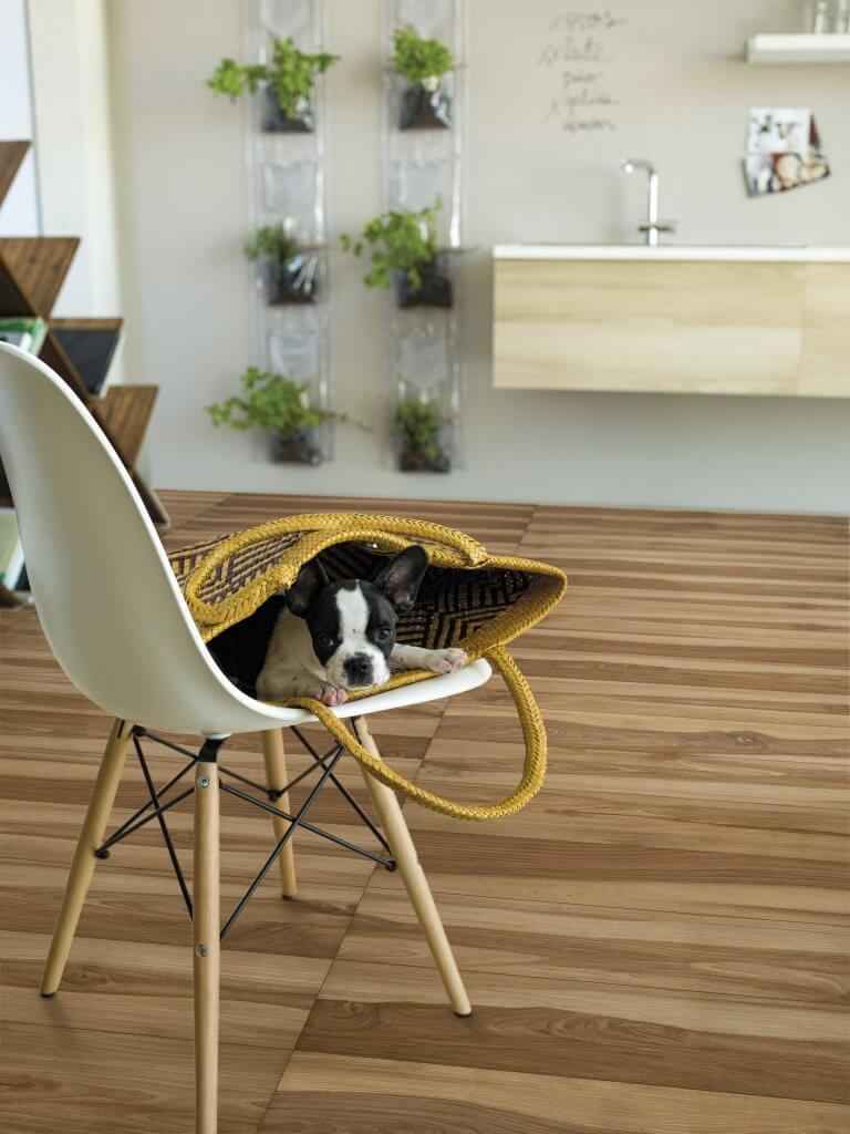 cozinha com piso em Ibérica Design, que representa madeira
