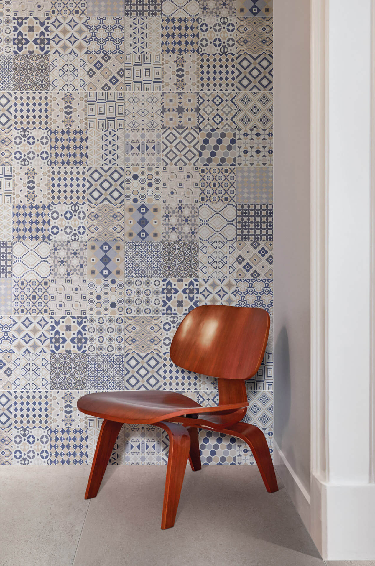 cadeira de madeira e na parede revestimento estampado Monaco Blu