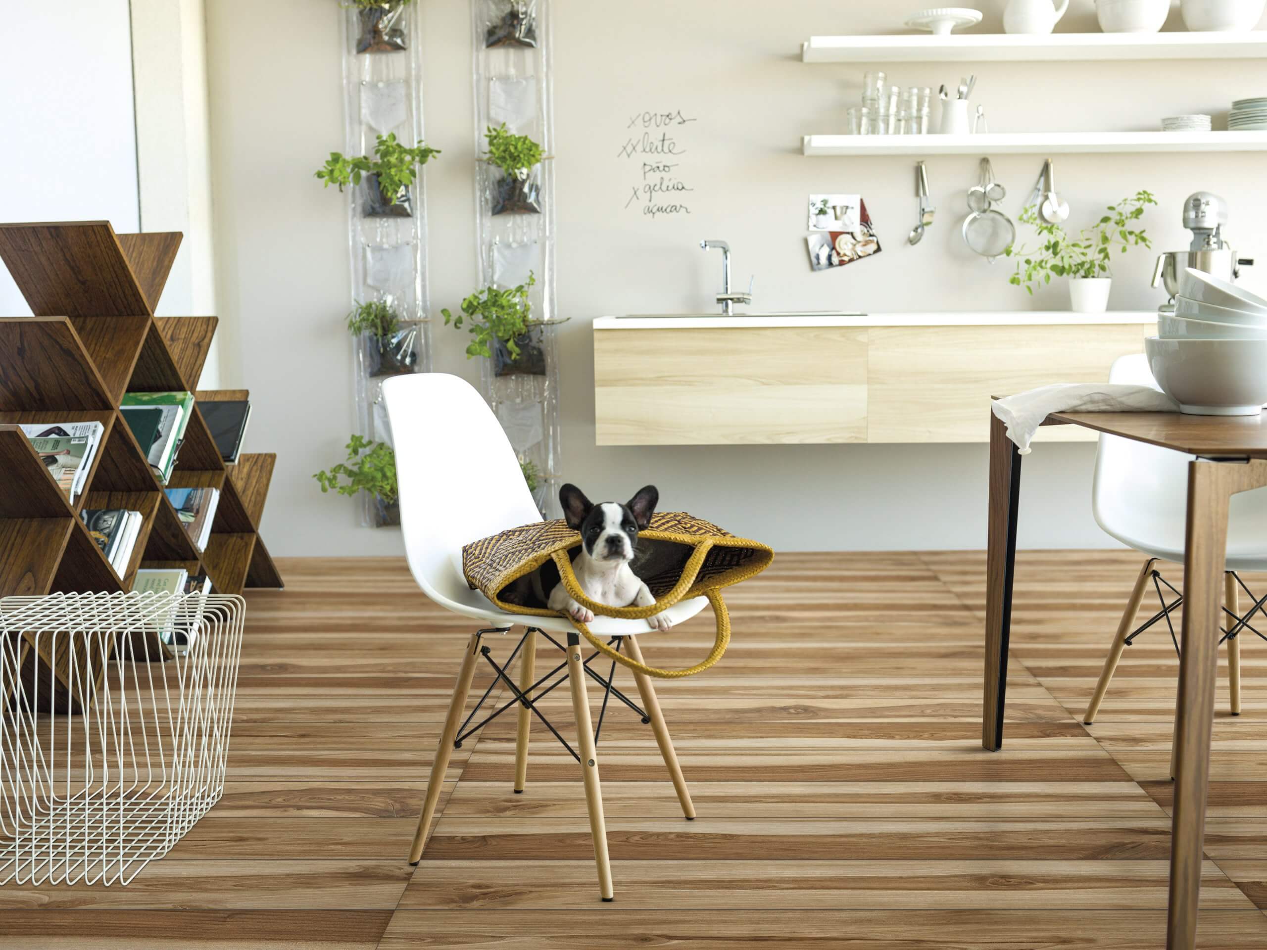 ambiente Pet Friendly na cozinha com cerâmica que representa madeira