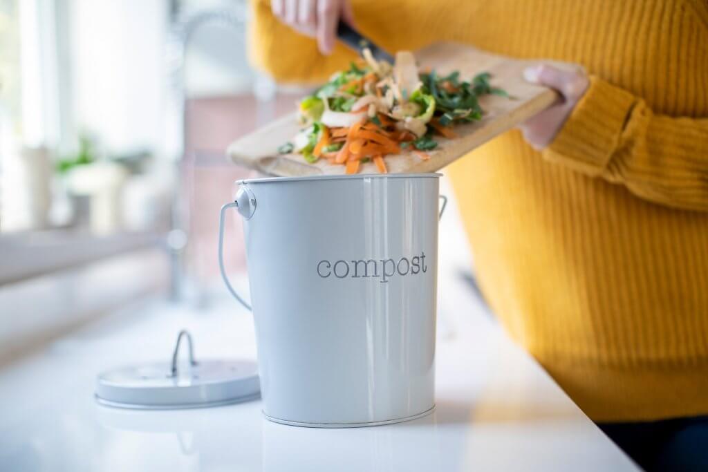 hábitos sustentáveis - balde para compostagem