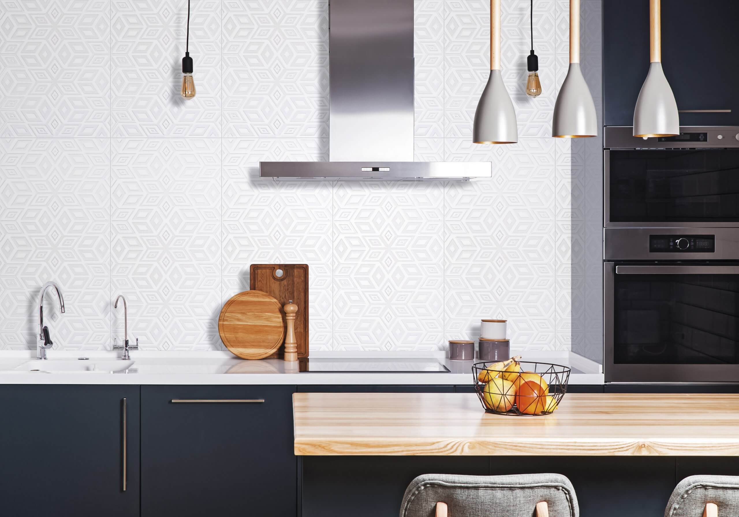 revestimento ideal para a cozinha - cozinha com bancada e revestimento cerâmico Magic Platinum na parede
