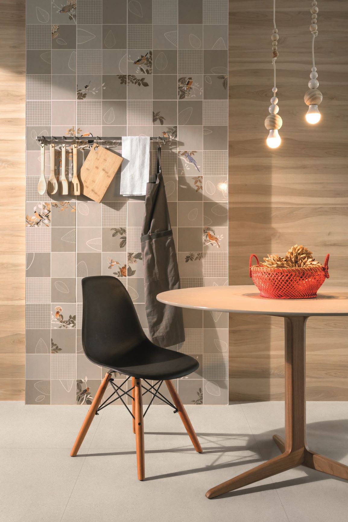 Na parede, revestimento Ninho, da linha Decora Design, reforça a atmosfera de aconchego característica das cozinhas, com elementos e cores que transmitem essa energia de acolhimento