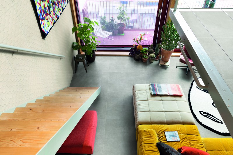 O piso, em Zeppelin Steel, é uma base atemporal para ambientes flexíveis e dinâmicos. Na parede, Jacquard Gray, também da linha Zeppelin, dá personalidade 