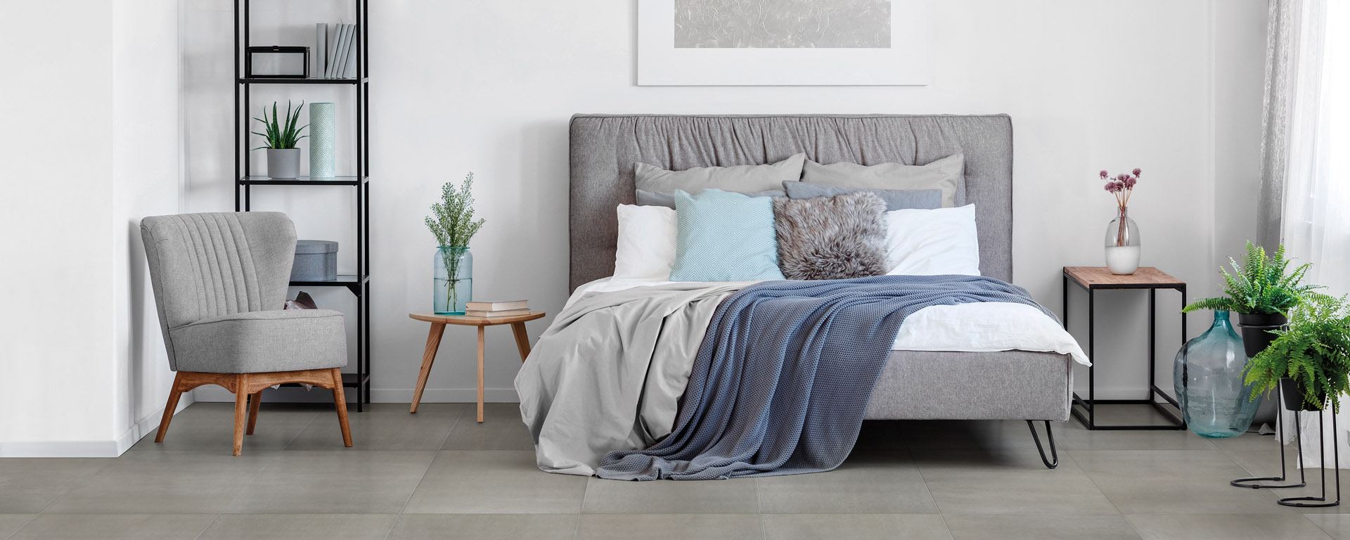 Os pisos cinzas combinam com todos os estilos decorativos e podem aparecer em diferentes espaços, como esse quarto aconchegante com Metropolitan Cinza