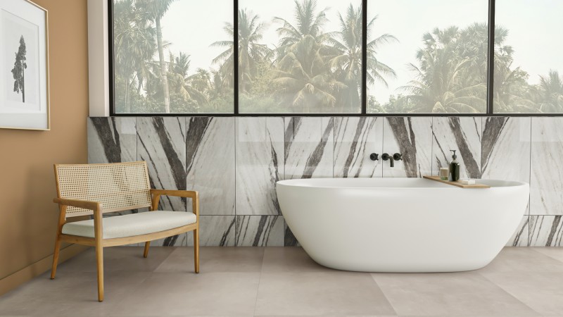 Para destacar uma superfície, Zebra Grafite é ideal. Neste banheiro, ele surge em uma meia parede única, no formato 45x90, o que garante originalidade e sofisticação