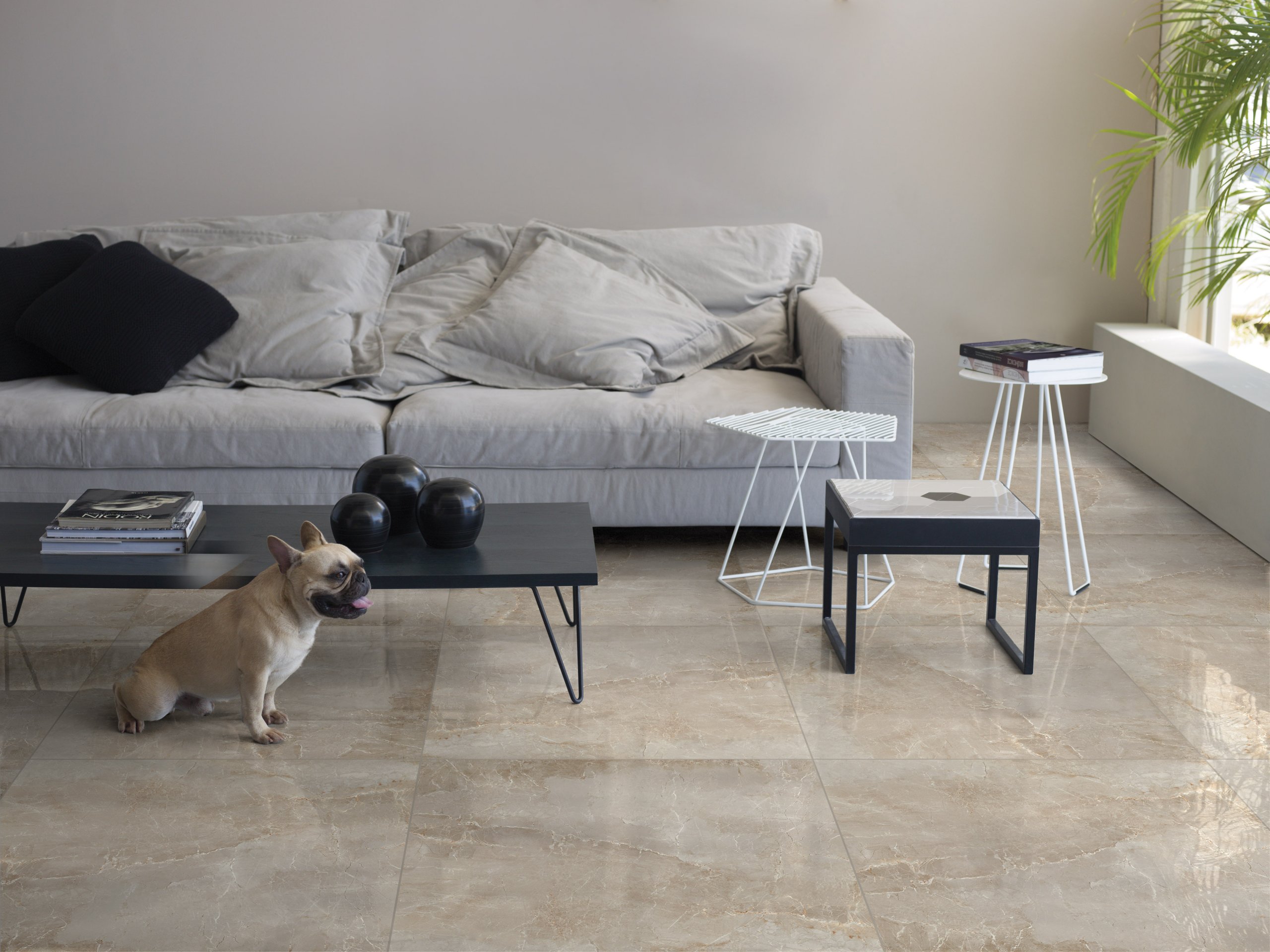 Os veios de Cantabria Gris, da linha Clássica, deixaram essa sala neutra mais interessante