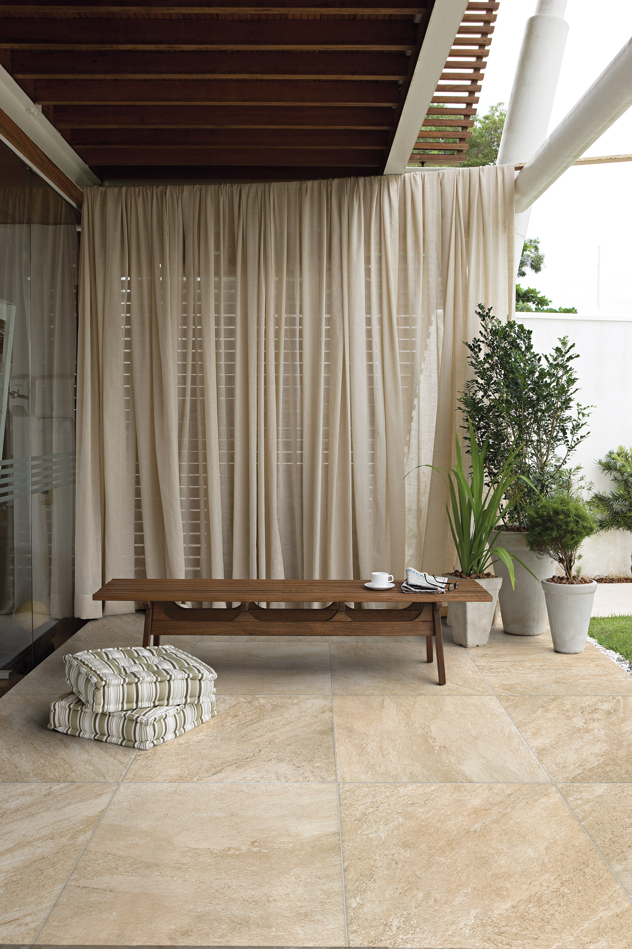 O revestimento Summer Gold reproduz Slate, pedra natural que se forma em camadas, revelando formas orgânicas surpreendentes