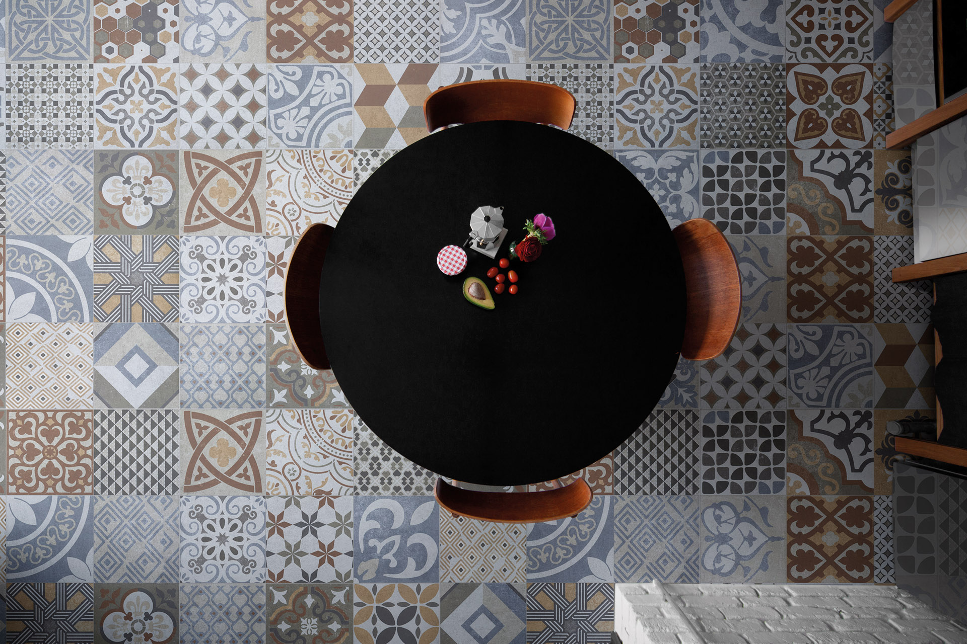 piso cerâmico colorido em estilo mosaico sob mesa de jantar