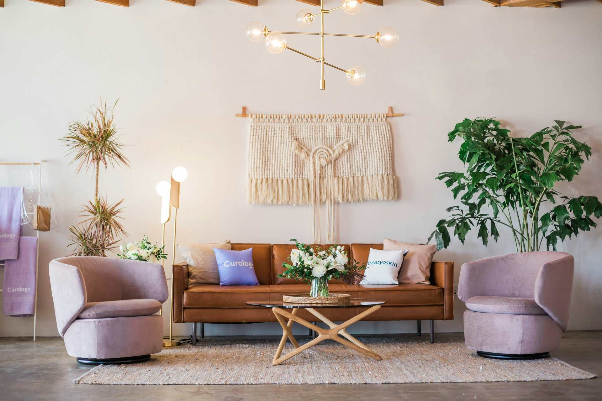 sala decorada com objetos de artesanato