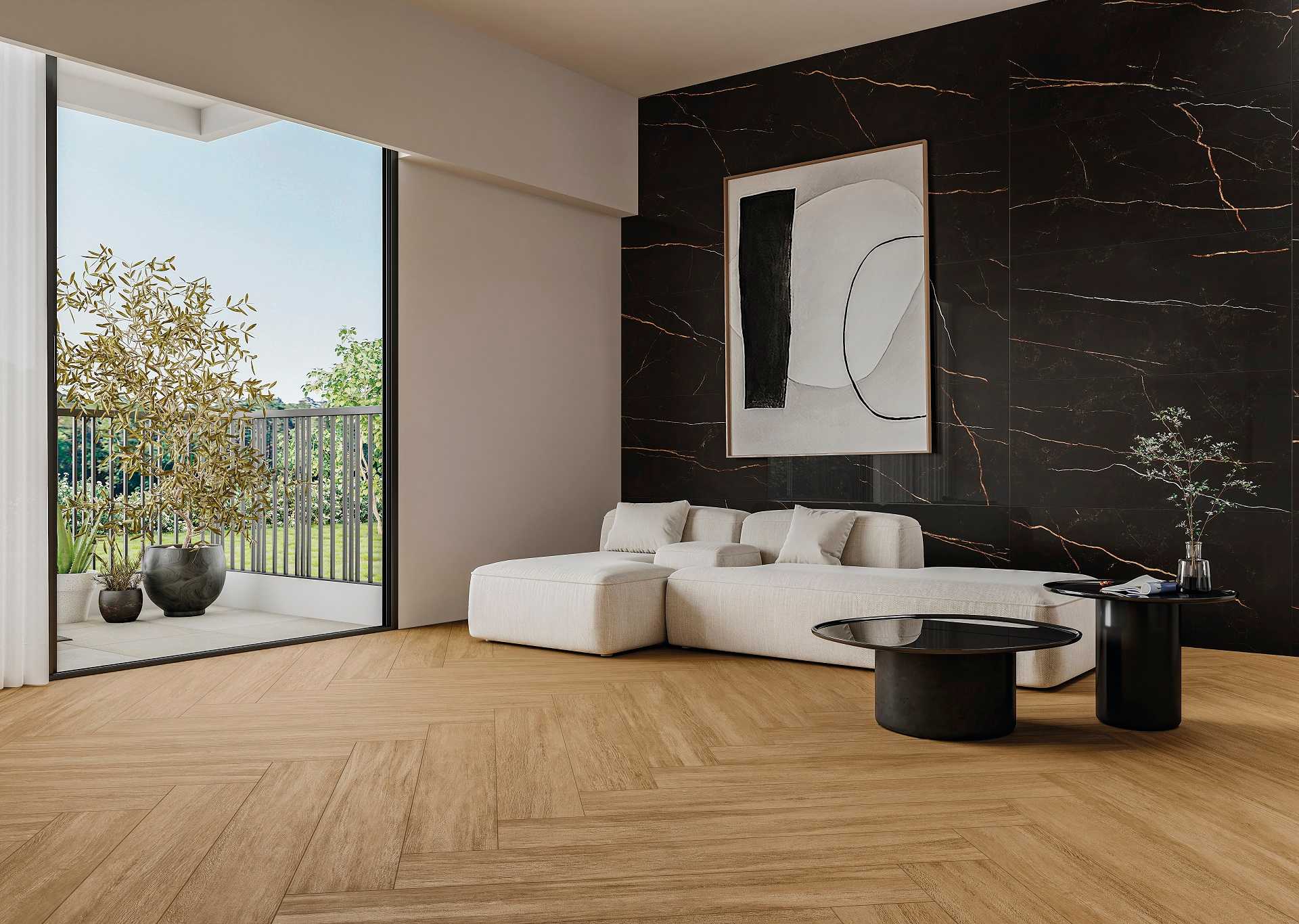 sala com piso de cerâmica amadeirada, parede de destaque em mármore preto e sofá branco