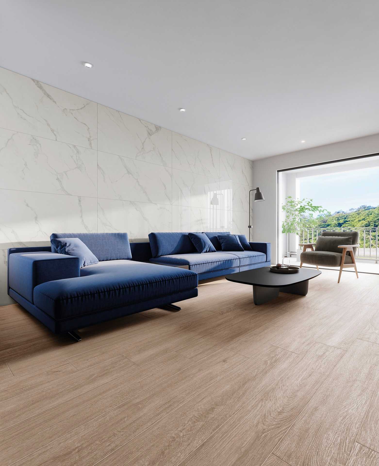 sala com piso amadeirado e sofá azul com vista para jardim