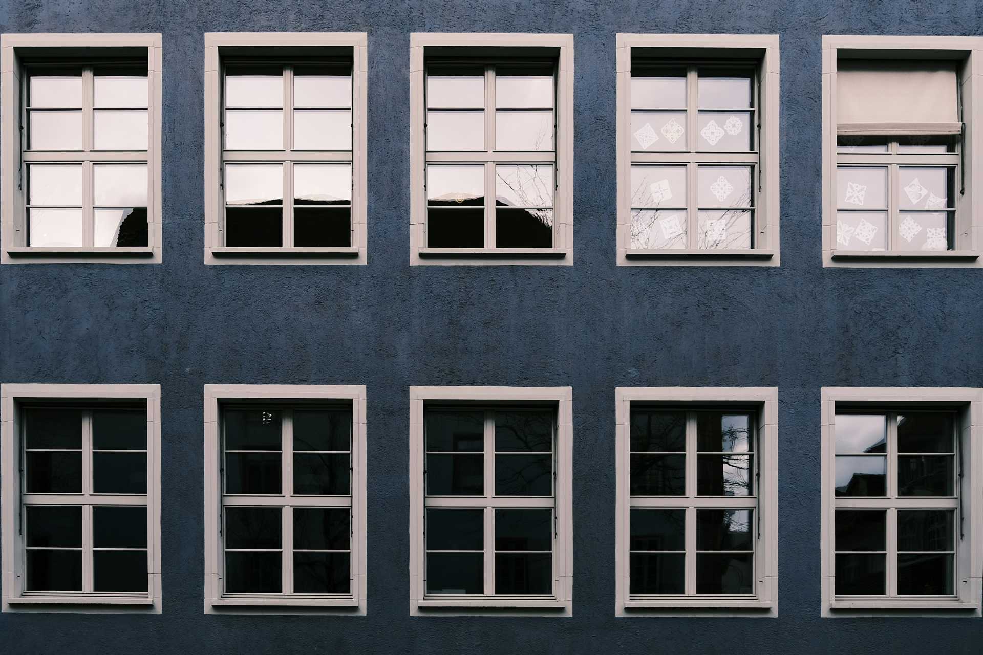 fachada de casa de dois andares com três janelas em cada andar