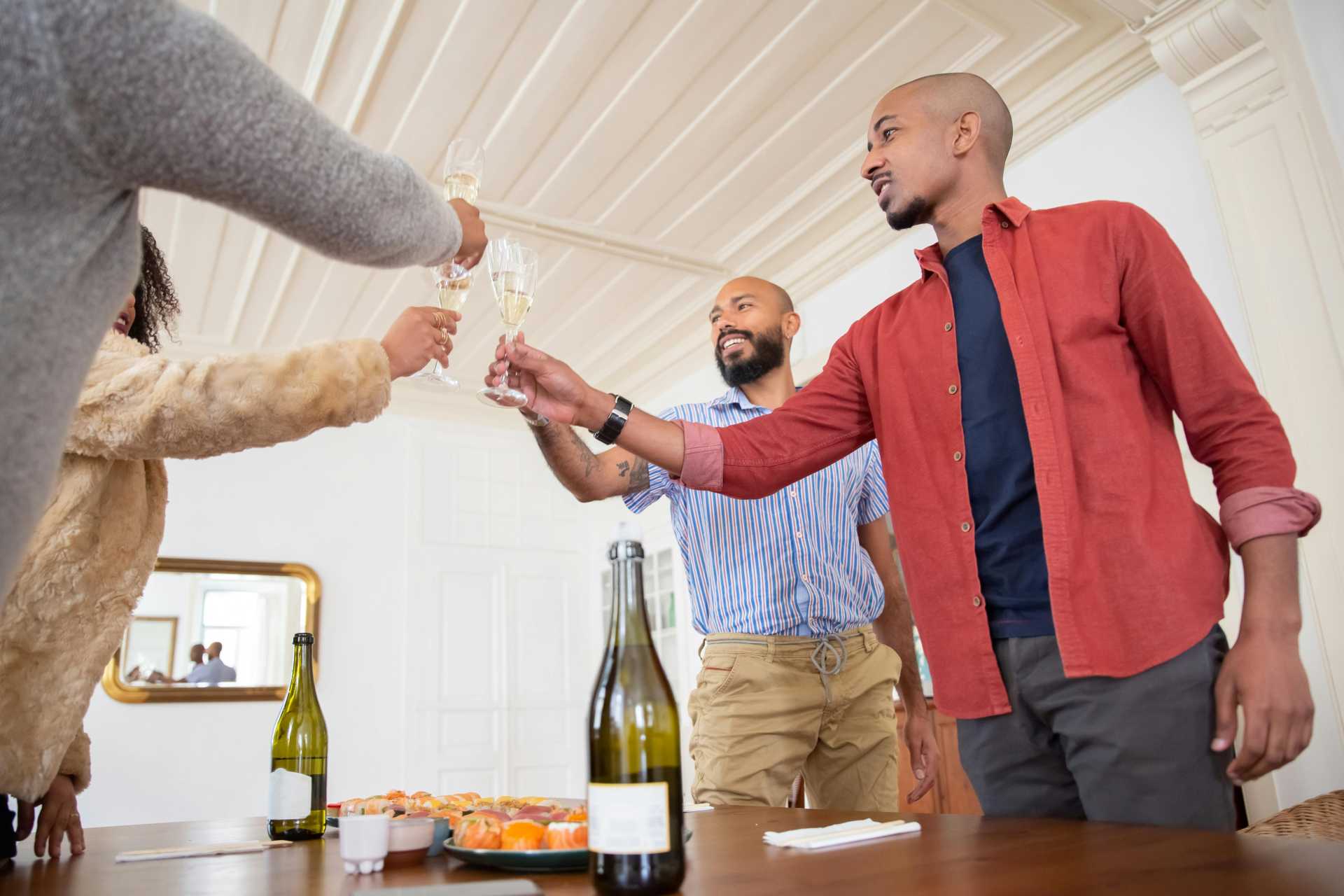 grupo de amigos brindando