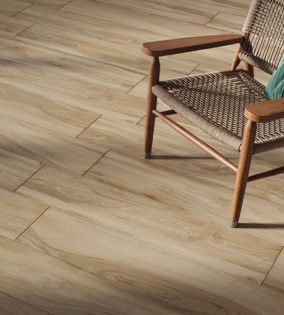 Detalhe em close de uma cadeira de madeira com assento de fibra natural clara sobre piso cerâmico amadeirado claro com veios realistas.