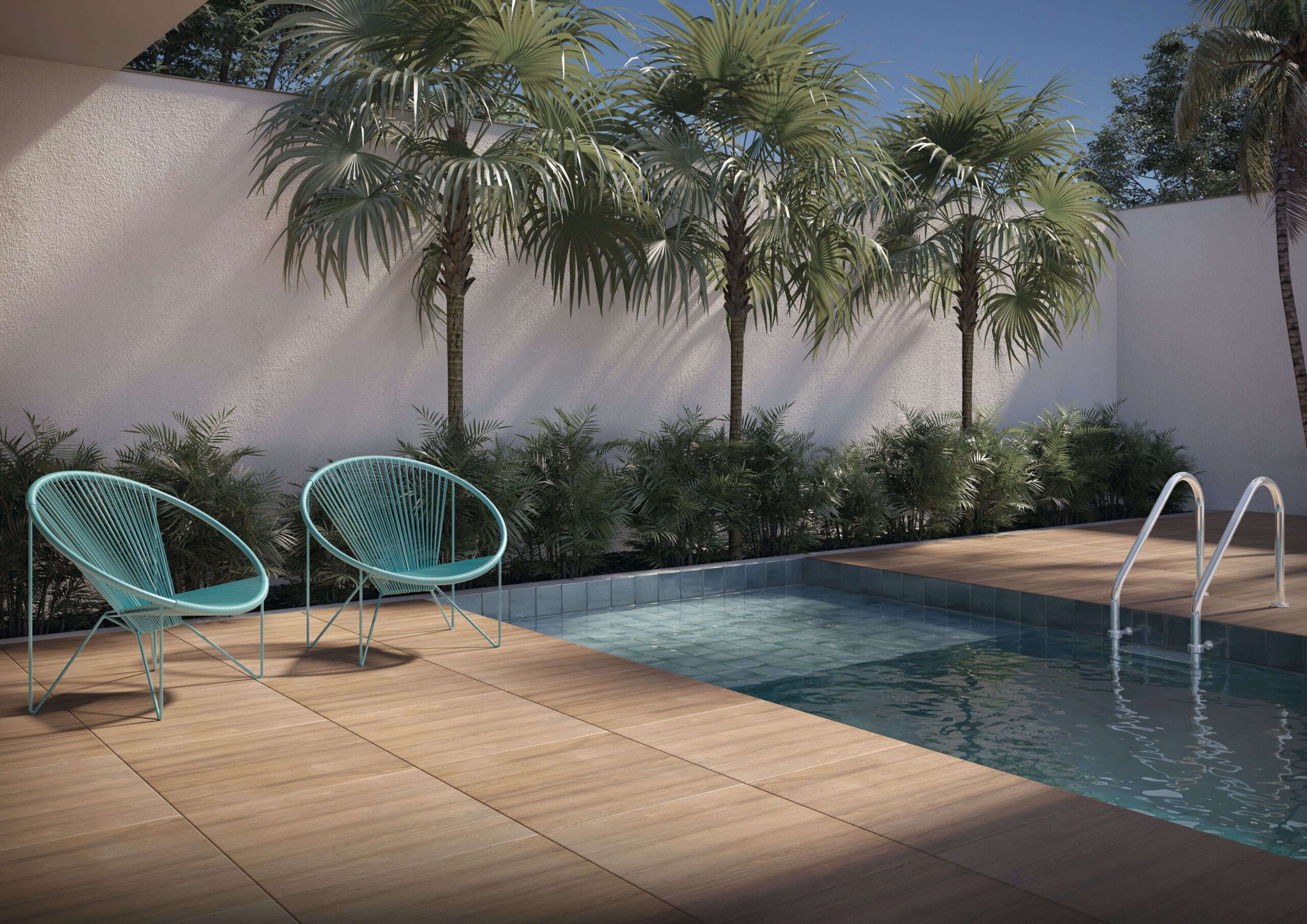 Área de lazer com piscina e deck revestido com porcelanato amadeirado, exemplificando o uso de revestimentos externos modernos