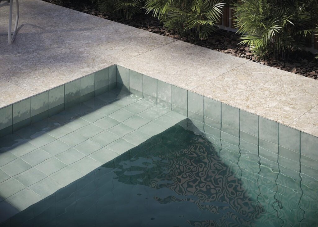 Área externa com revestimento interno de piscina Atol Milagres e piso antiderrapante Duomo Troppo no entorno, ideal para evitar escorregões de crianças e pets.