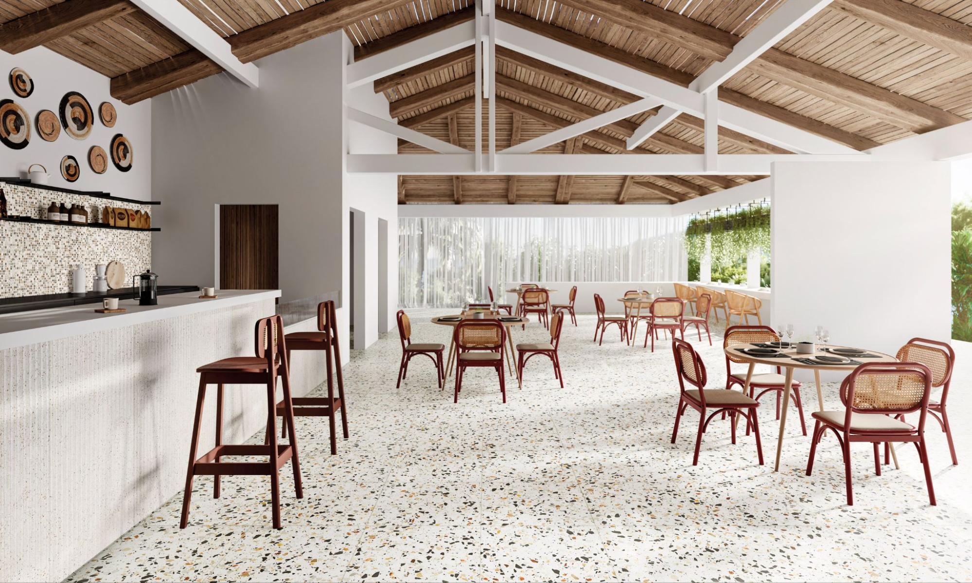 Varanda gourmet ampla com teto de madeira, bancada de café, mesas redondas e cadeiras de palhinha.