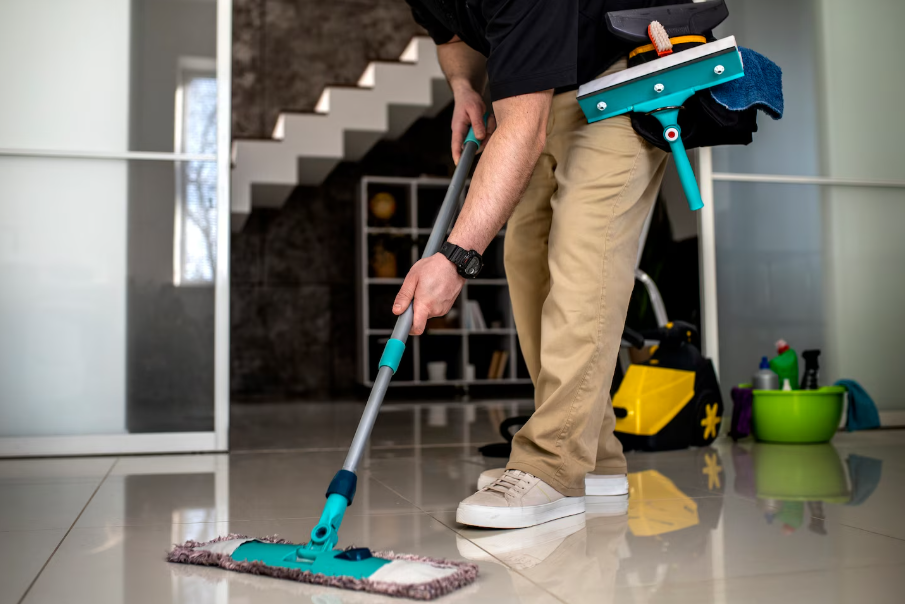 Profissional de limpeza passando mop em piso cerâmico brilhante para exemplificar mitos sobre limpeza doméstica.